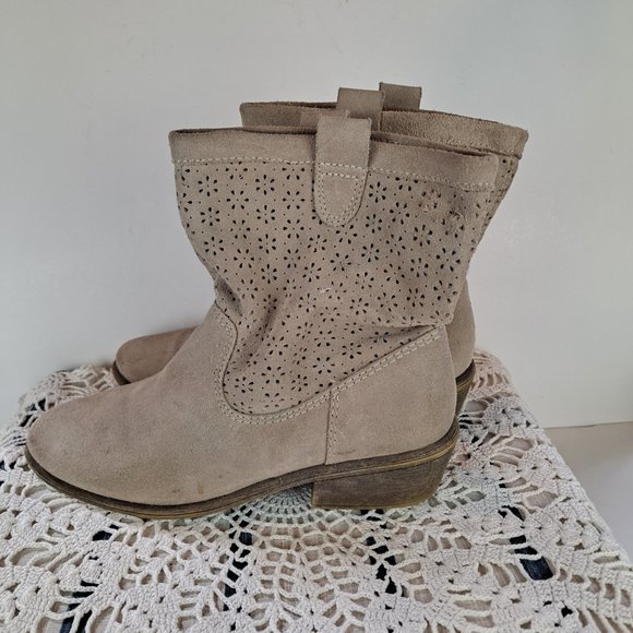 American Rag Giggi Tan Suede Western Style Low Boot Perforated Top Size 9.5 - Picture 2 of 10